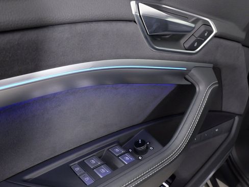 Used 2023 Audi e-tron Prestige w/ Prestige Package image 28