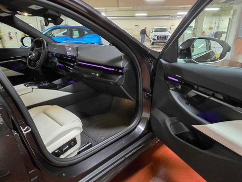 Used 2024 BMW 530i xDrive w/ Convenience Package image 10