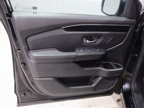 Used 2025 Honda Pilot EX-L image 12