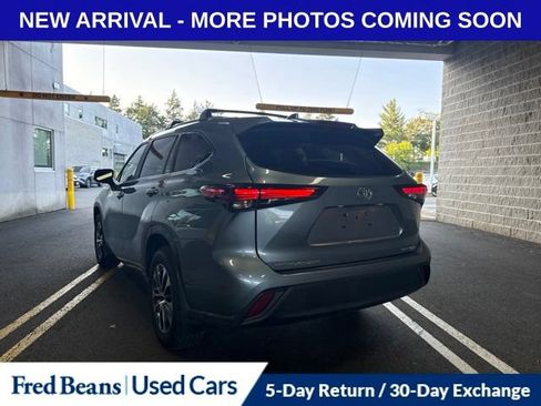 Used 2024 Toyota Highlander XLE AWD/4WD image 6