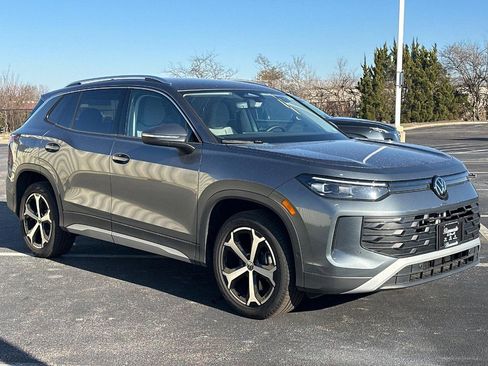 Used 2025 Volkswagen Tiguan SE image 3