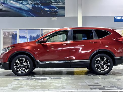 Used 2018 Honda CR-V Touring image 2