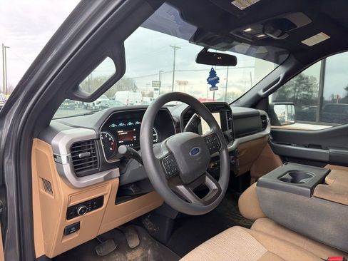 Used 2023 Ford F150 XLT image 3