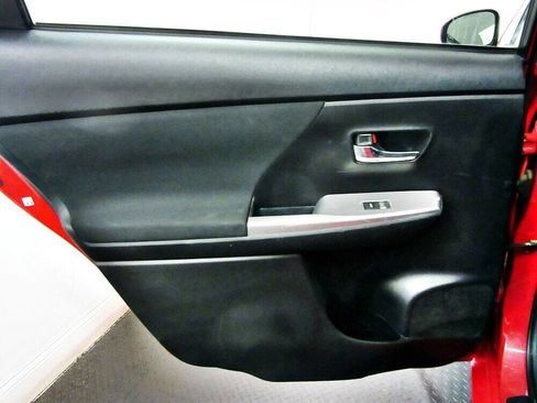 Used 2017 Toyota Prius V Three image 9