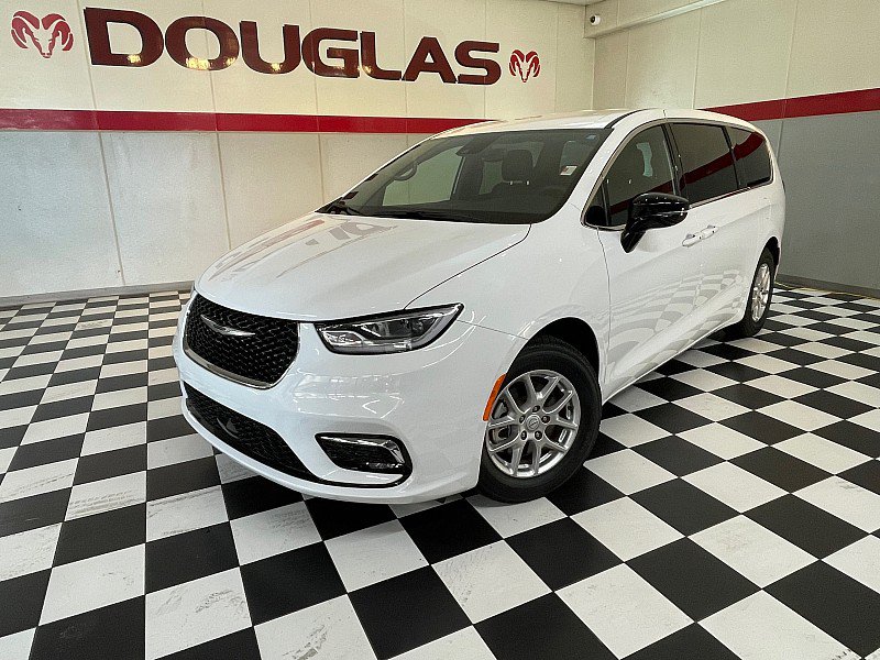 Used 2026 Chrysler Pacifica Select FWD image 1