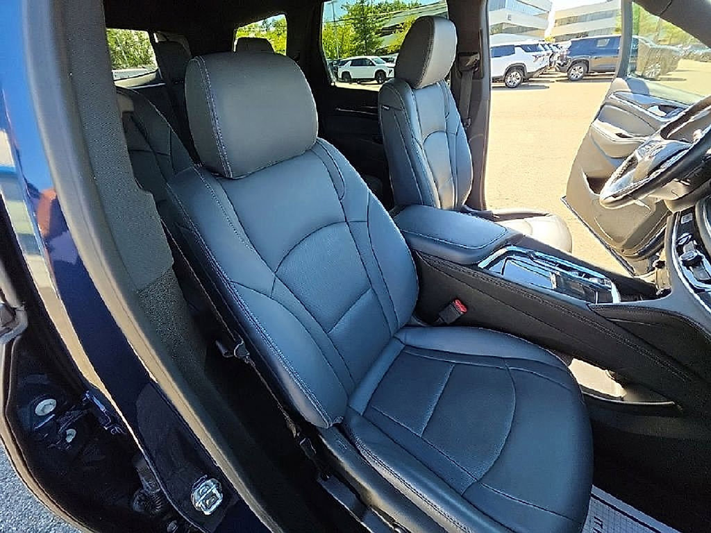 Used 2023 Buick Enclave Essence AWD/4WD image 48