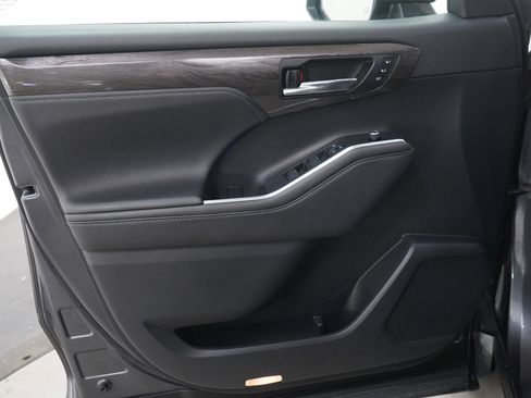 Used 2021 Toyota Highlander Platinum image 23