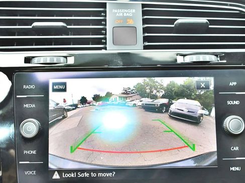 Used 2018 Volkswagen GTI SE image 18