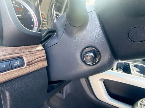 Used 2017 Nissan Titan SL image 38