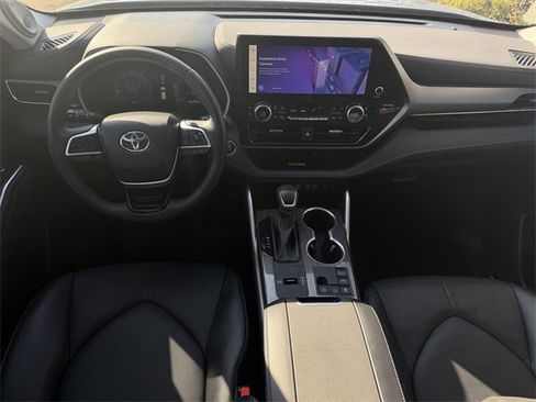 Used 2023 Toyota Highlander Limited image 9