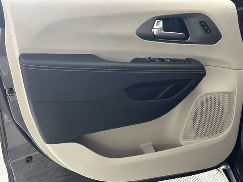 Used 2023 Chrysler Pacifica Touring-L FWD image 28