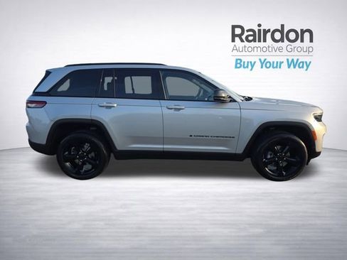 Used 2024 Jeep Grand Cherokee Altitude AWD/4WD image 9