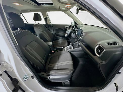 Used 2025 Hyundai Venue SEL image 31