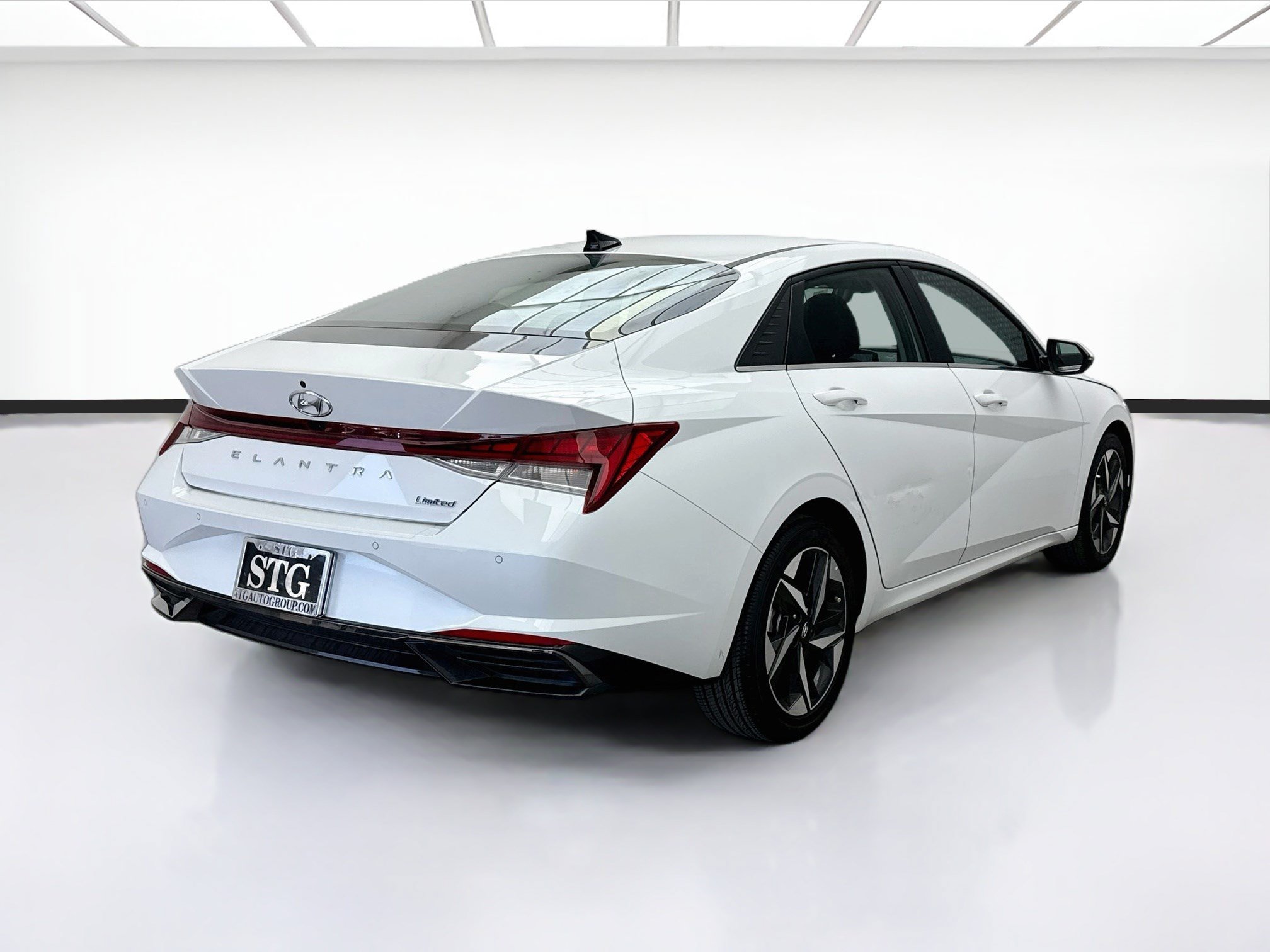 Used 2021 Hyundai Elantra Limited FWD image 4