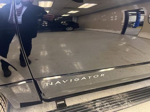 Used 2016 Lincoln Navigator Select image 10