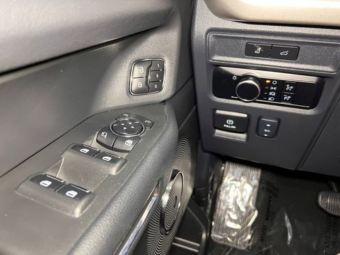 Used 2024 Ford Expedition XLT image 16