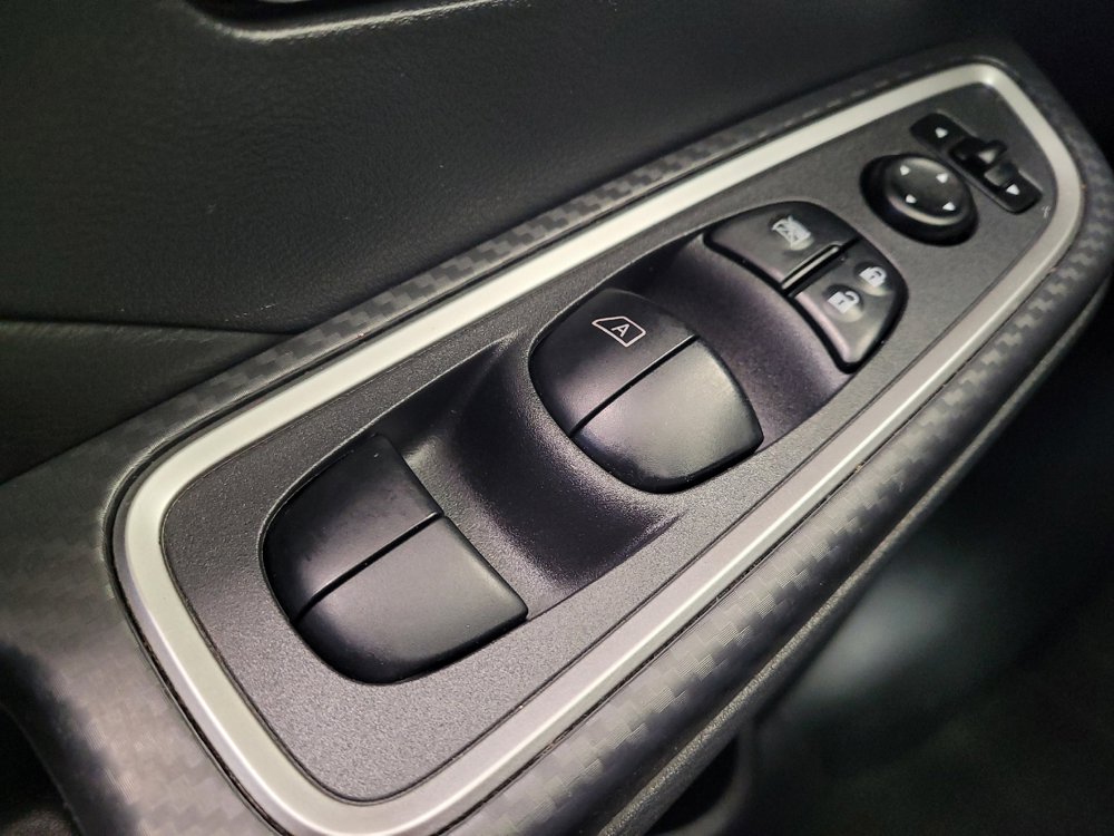 Used 2020 Nissan Versa SR FWD image 27