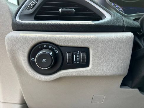 Used 2021 Chrysler Pacifica Touring-L w/ Premium & Safety Sphere Group FWD image 20