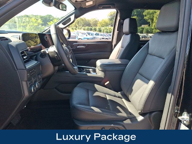 Used 2025 Chevrolet Suburban LT w/ Comfort Package AWD/4WD image 2
