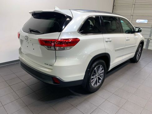 Used 2017 Toyota Highlander XLE image 3