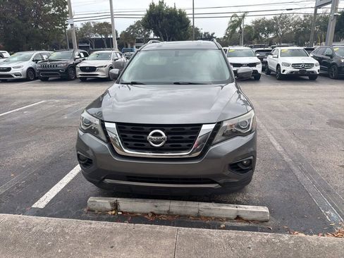 Used 2019 Nissan Pathfinder SV image 2