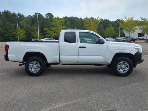 Used 2019 Toyota Tacoma SR image 3