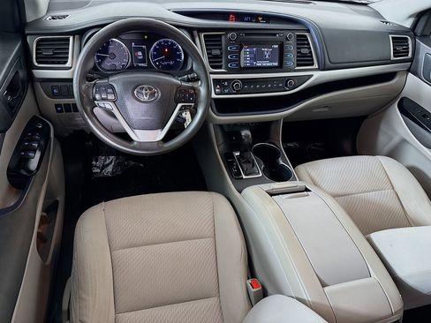 Used 2018 Toyota Highlander LE image 17
