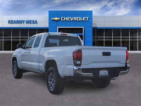 Used 2018 Toyota Tacoma SR5 w/ SR5 Appearance Package (SM) image 4