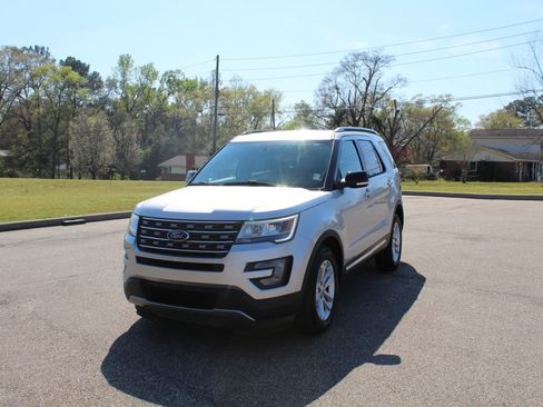 Used 2017 Ford Explorer XLT image 7