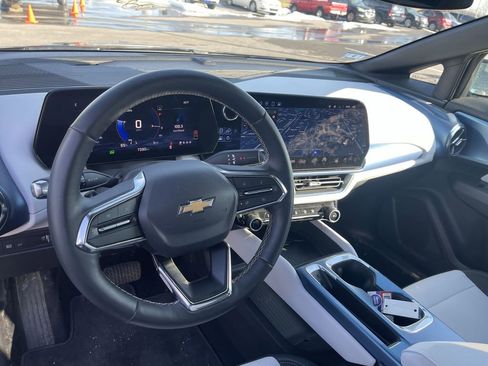Used 2025 Chevrolet Equinox EV LT image 8
