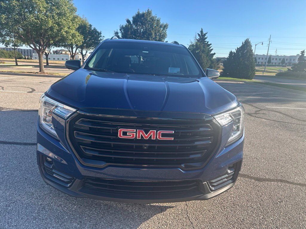 Used 2023 GMC Terrain SLT w/ Tech Package FWD image 2