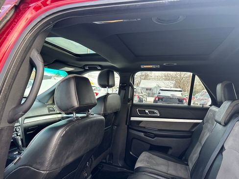 Used 2017 Ford Explorer XLT w/ XLT Technology Feature Bundle image 16