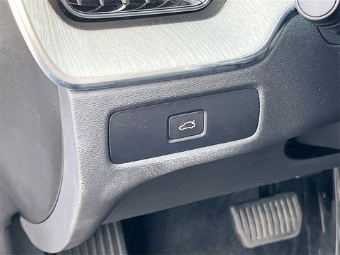 Used 2025 Volvo XC60 B5 Plus image 10