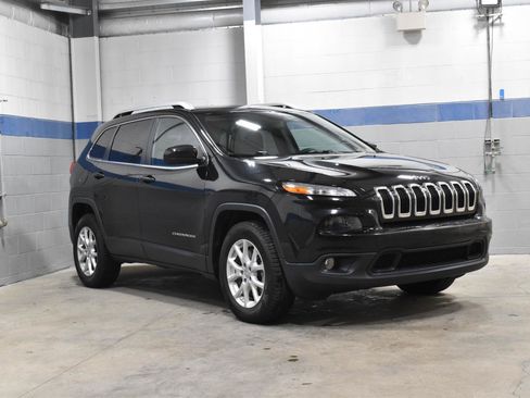 Used 2015 Jeep Cherokee Latitude w/ Cold Weather Group AWD/4WD image 32