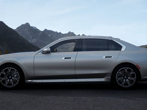 Used 2025 BMW i7 xDrive60 w/ Premium Package image 30