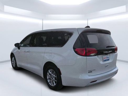 Used 2023 Chrysler Voyager LX FWD image 5