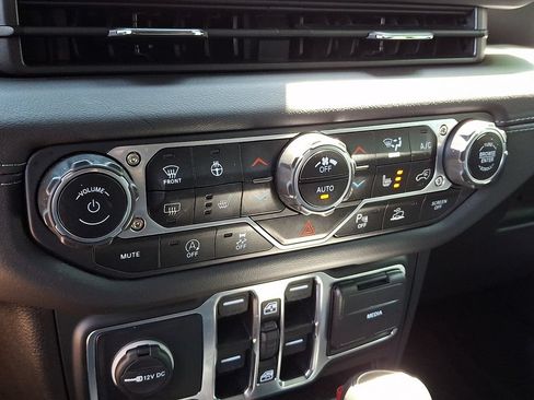Used 2024 Jeep Wrangler Unlimited Sahara w/ Technology Group AWD/4WD image 16