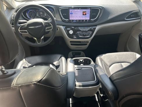 Used 2023 Chrysler Pacifica Touring-L image 22