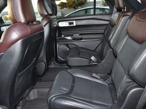 Used 2020 Ford Explorer Platinum w/ Premium Technology Package image 12