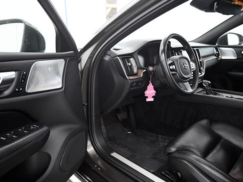 Used 2020 Volvo V60 T5 Cross Country image 4