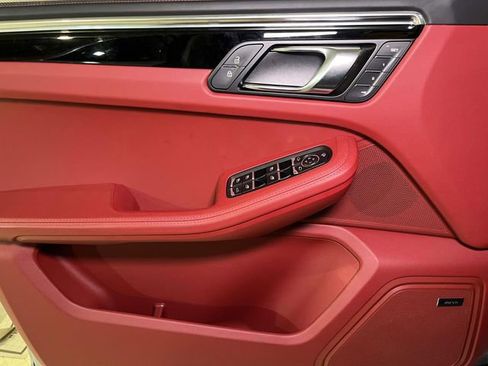 Certified 2025 Porsche Macan AWD/4WD image 34