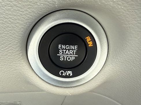 Certified 2024 Chrysler Pacifica Touring-L image 31