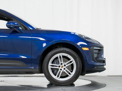 Certified 2022 Porsche Macan image 11
