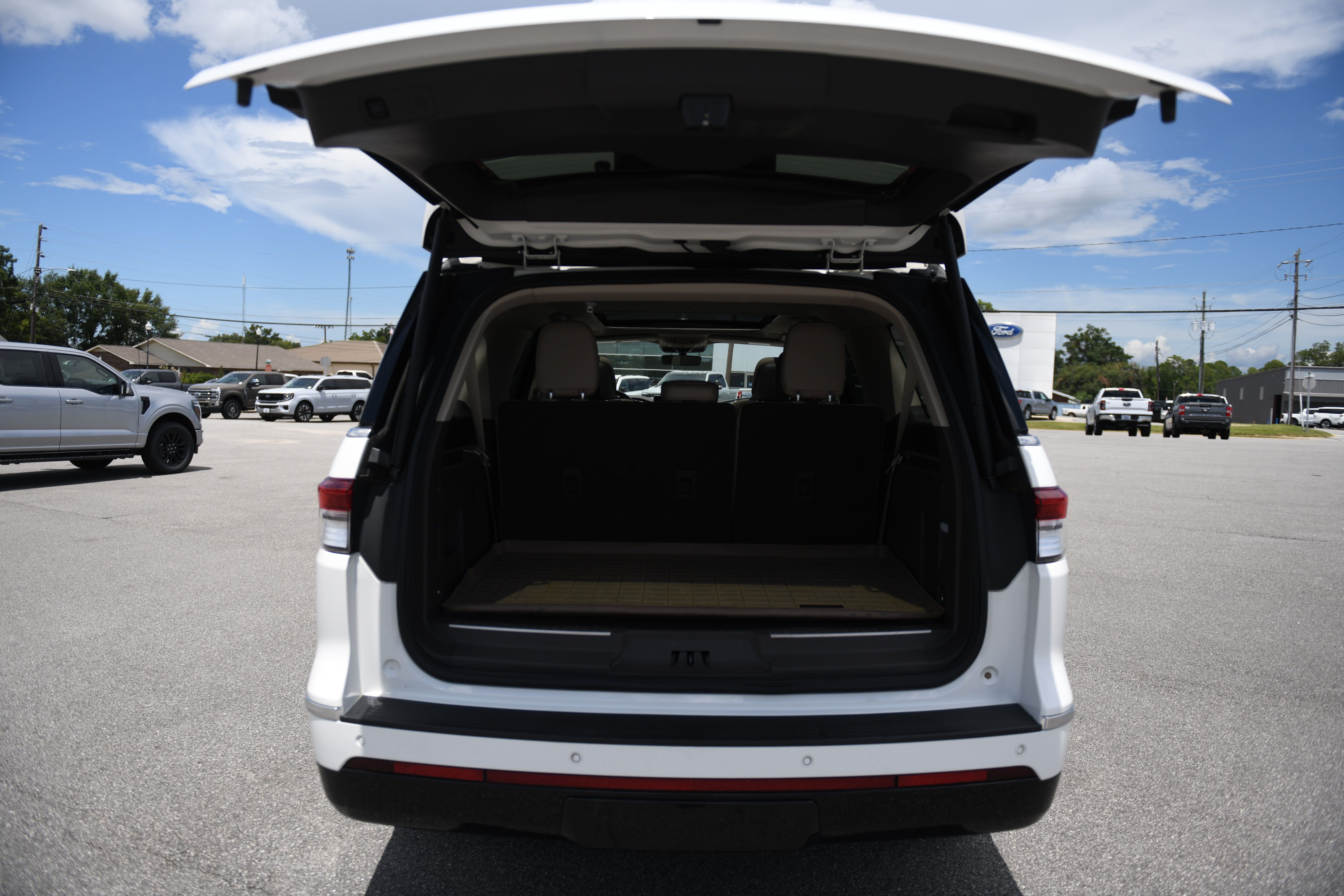 Used 2023 Lincoln Navigator L Reserve AWD/4WD image 9