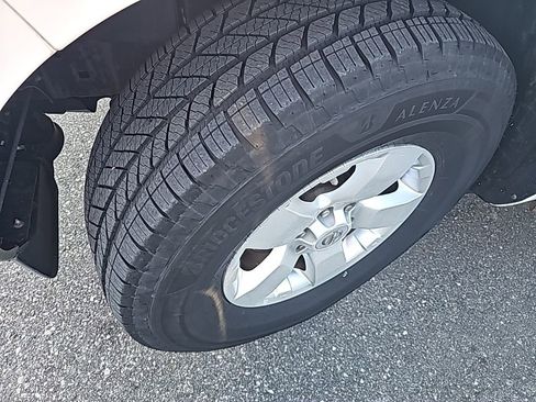 Used 2011 Nissan Frontier SV w/ SV Premium Utility Pkg image 2