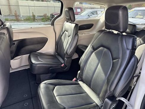 Used 2024 Chrysler Pacifica Touring-L image 15