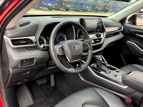 Used 2021 Toyota Highlander XLE image 17