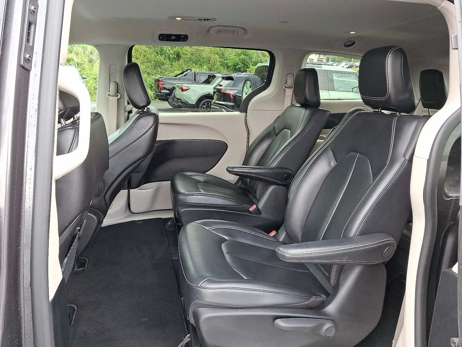 Used 2023 Chrysler Pacifica Touring-L FWD image 10