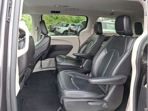Used 2023 Chrysler Pacifica Touring-L FWD image 10