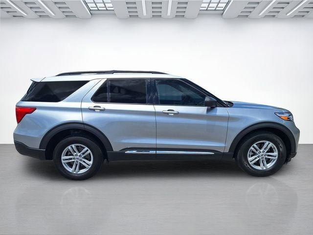 Used 2024 Ford Explorer XLT w/ Equipment Group 202A AWD/4WD image 3